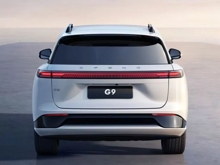 Renting Xpeng G9Performance AWD Arctic White Sin Entrada