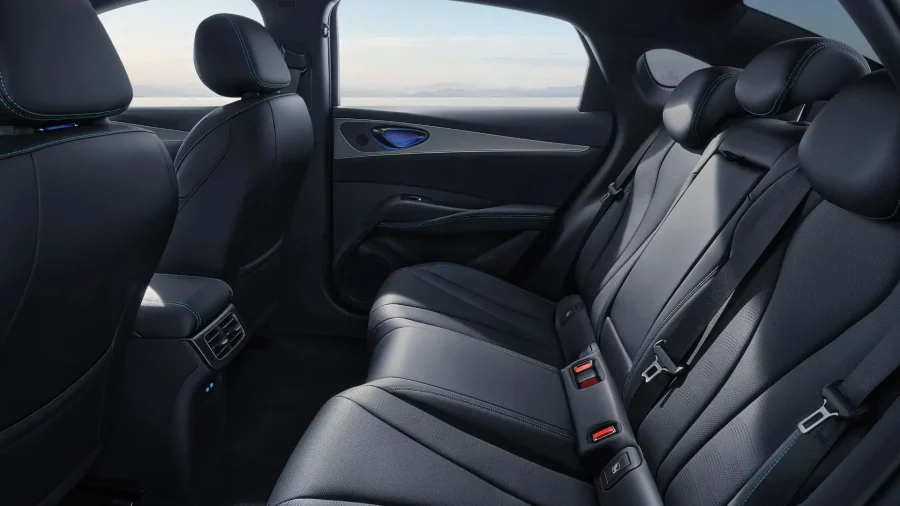 Renting BYD SEAL 6DM-i Boost Polar White Sin Entrada