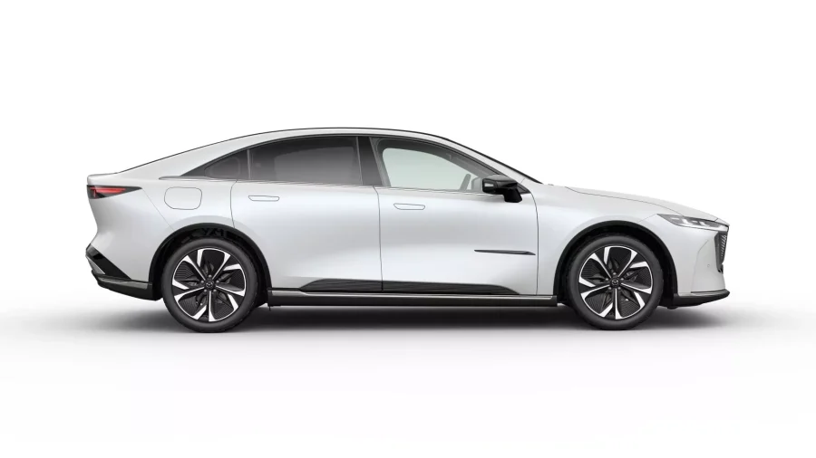 Renting Mazda 6eEV Takumi Blanco Sin Entrada