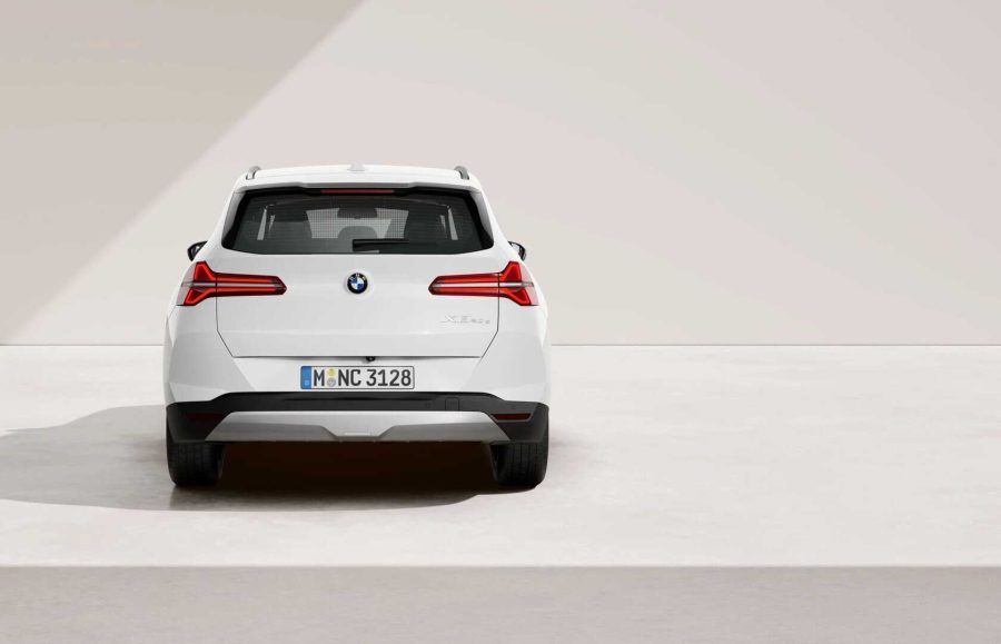 Renting BMW X320d xDrive Alpine White Sin Entrada