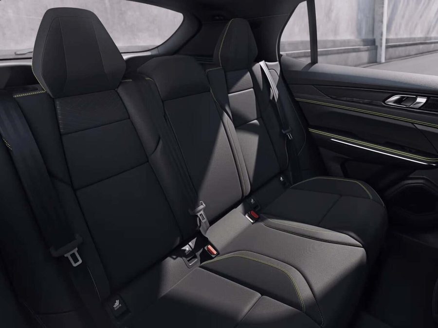 Renting Lynk & Co 011.5 PHEV Core 206kW Automático Mineral Green Sin Entrada