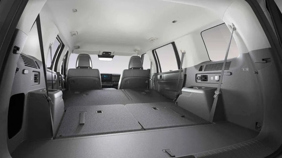 Renting Hyundai Santa Fe1.6T PHEV 4X4 AT Maxx White Cream Sin Entrada