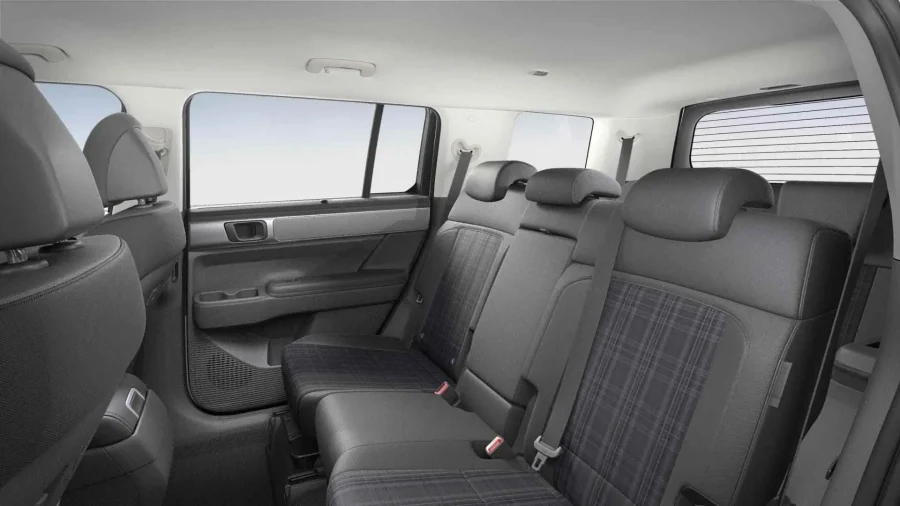 Renting Hyundai Santa Fe1.6T PHEV 4X4 AT Maxx White Cream Sin Entrada