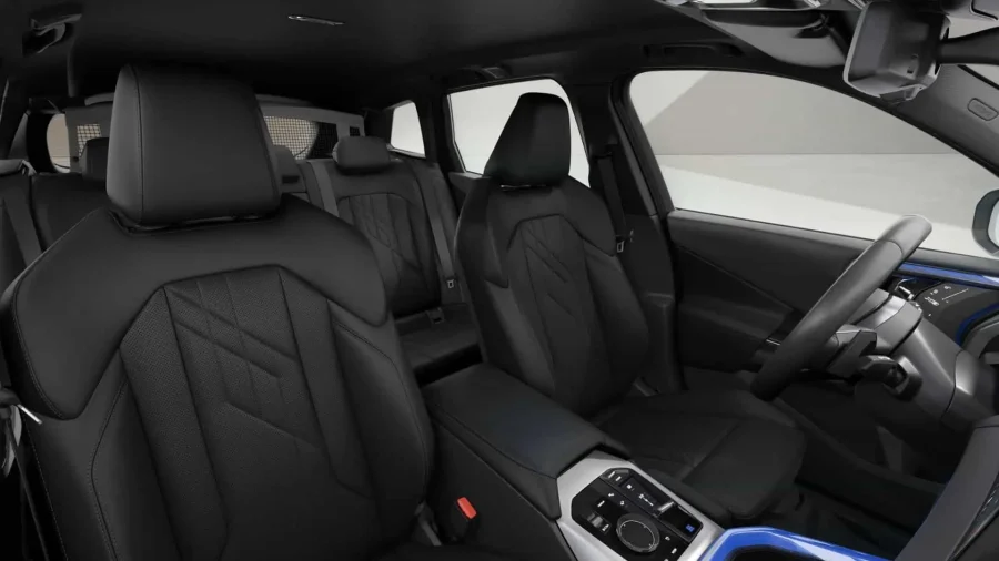 Renting BMW X330e xDrive M Sport Black Sapphire, Arctic Race Blue Sin Entrada