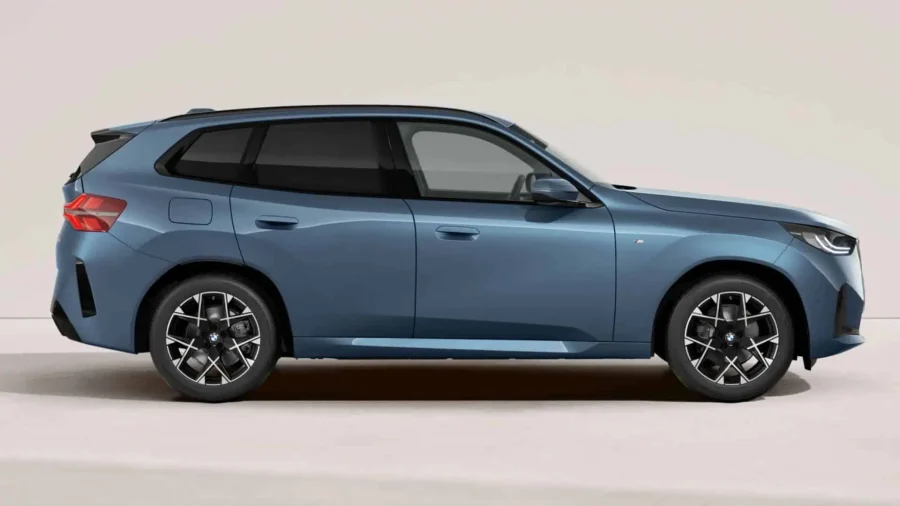 Renting BMW X320d xDrive M Sport Arctic Race Blue, Black Sapphire Sin Entrada