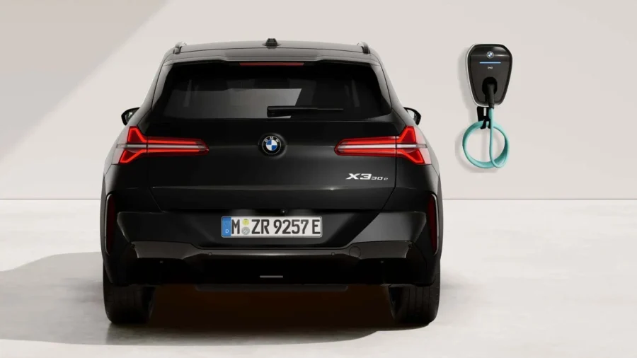 Renting BMW X330e xDrive M Sport Black Sapphire, Arctic Race Blue Sin Entrada
