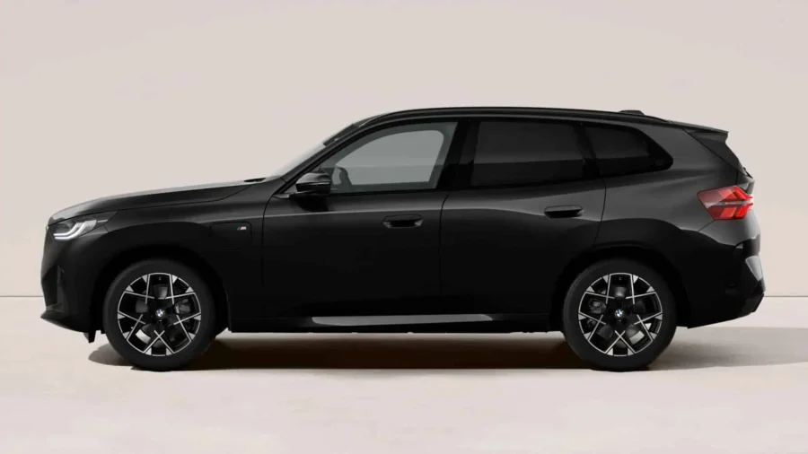 Renting BMW X330e xDrive M Sport Black Sapphire, Arctic Race Blue Sin Entrada