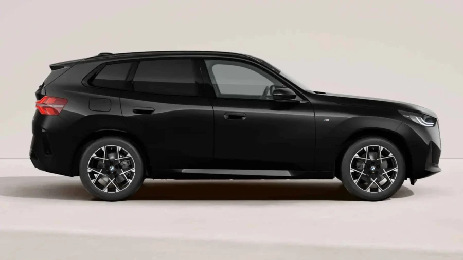 Renting BMW X330e xDrive M Sport Black Sapphire, Arctic Race Blue Sin Entrada