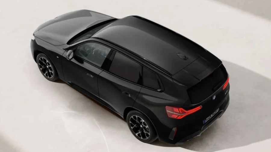 Renting BMW X330e xDrive M Sport Black Sapphire, Arctic Race Blue Sin Entrada