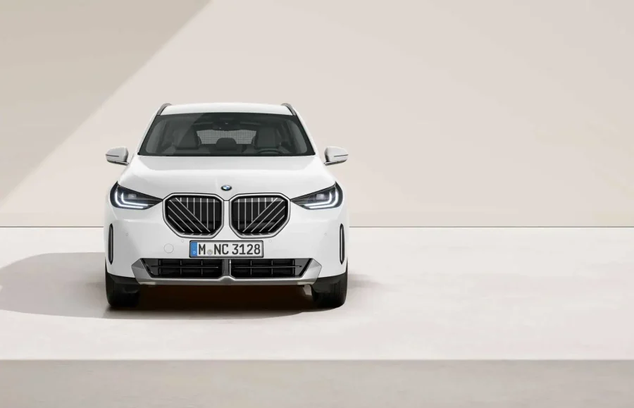 Renting BMW X320d xDrive Alpine White Sin Entrada