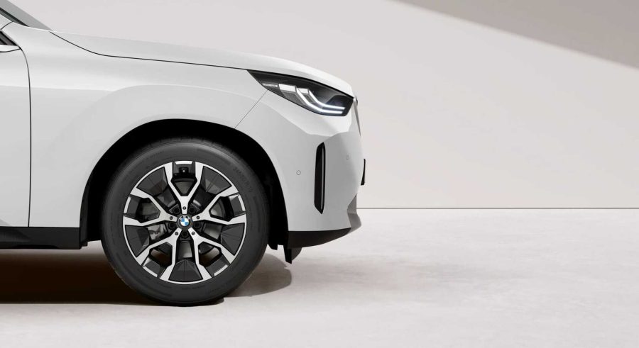 Renting BMW X320d xDrive Alpine White Sin Entrada