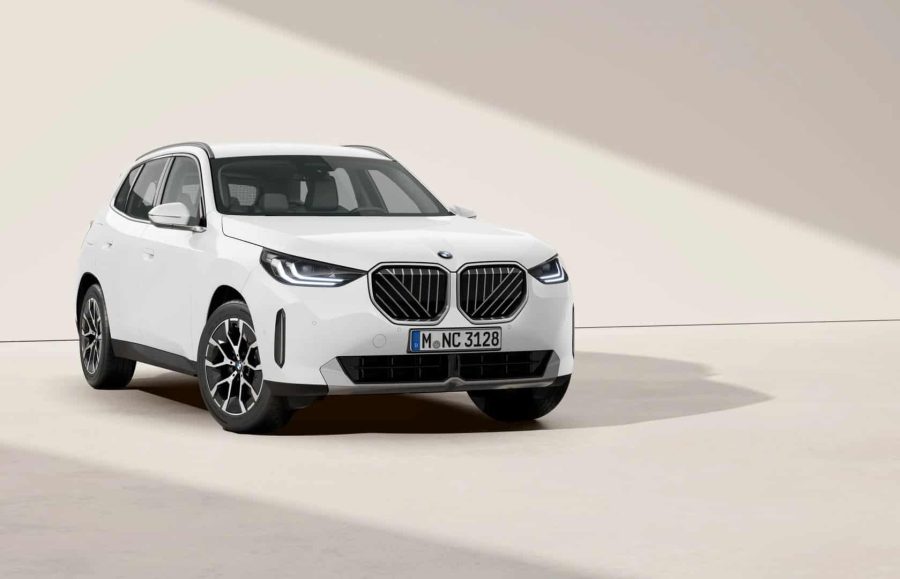 Renting BMW X320d xDrive Alpine White Sin Entrada