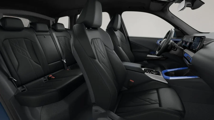 Renting BMW X330e xDrive M Sport Black Sapphire, Arctic Race Blue Sin Entrada