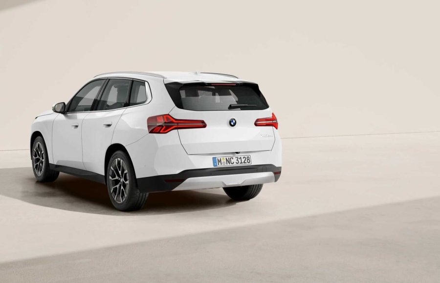 Renting BMW X320d xDrive Alpine White Sin Entrada
