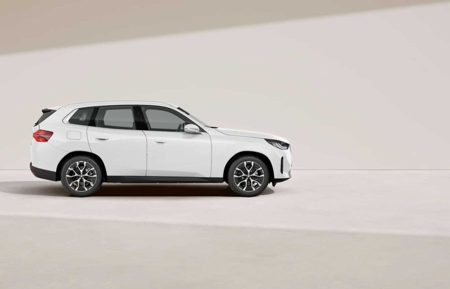 Renting BMW X320d xDrive Alpine White Sin Entrada
