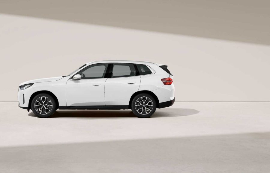 Renting BMW X320d xDrive Alpine White Sin Entrada