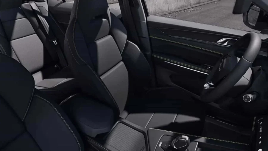 Renting Lynk & Co 011.5 PHEV Core Mineral Green, Crystal White, Sparking Black Sin Entrada