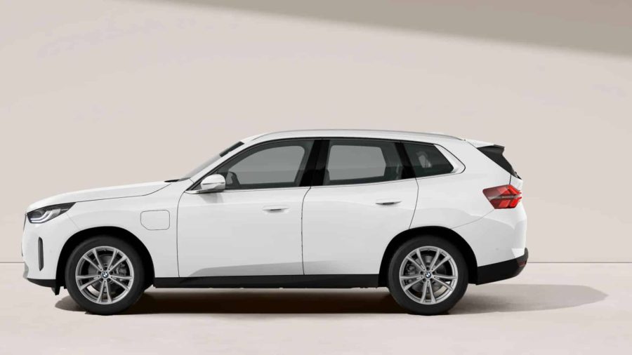 Renting BMW X330e xDrive Alpine White Sin Entrada