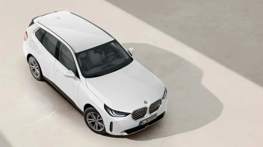 Renting BMW X330e xDrive Alpine White Sin Entrada