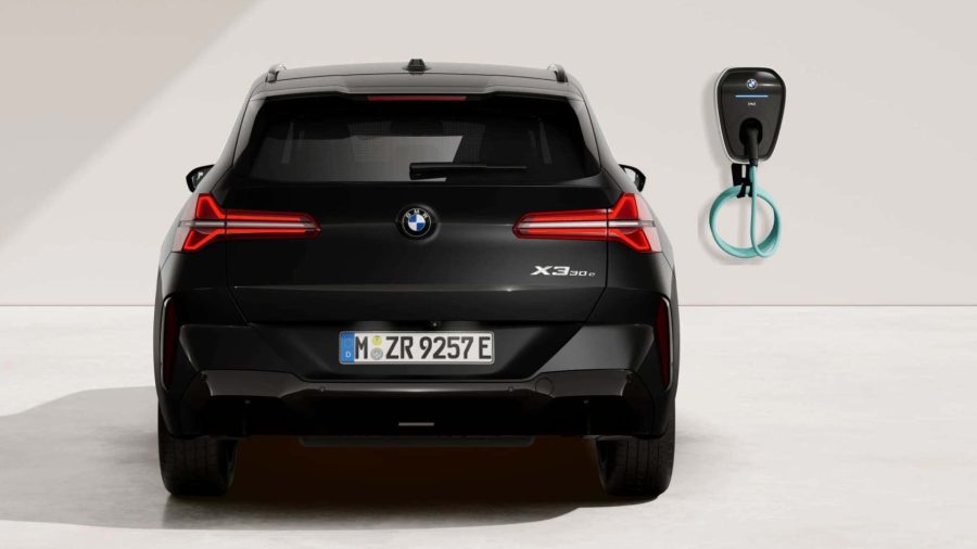 Renting BMW X330e xDrive M Sport Black Sapphire, Arctic Race Blue Sin Entrada