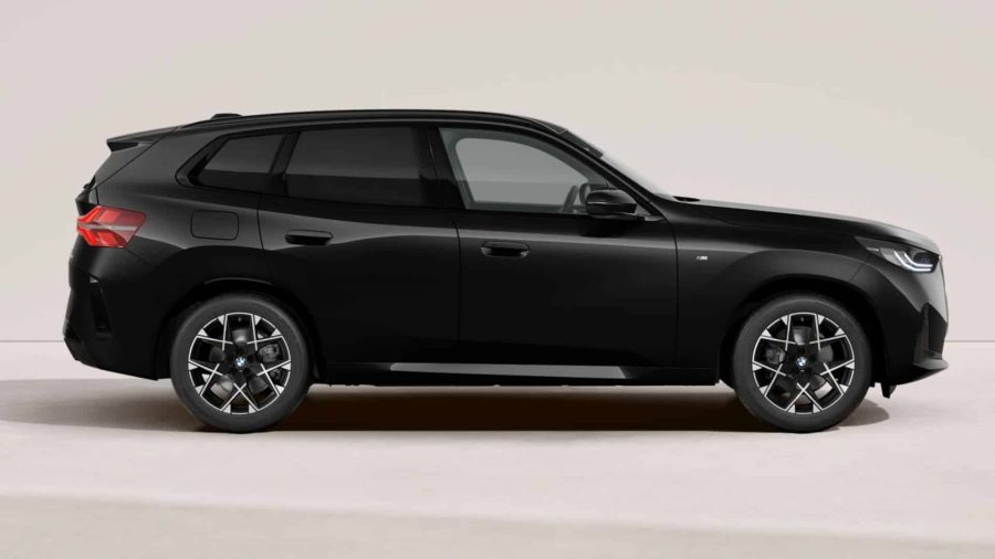 Renting BMW X330e xDrive M Sport Black Sapphire, Arctic Race Blue Sin Entrada