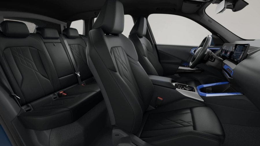 Renting BMW X320d xDrive M Sport Arctic Race Blue, Black Sapphire Sin Entrada