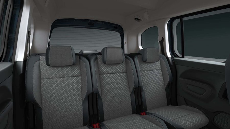 Renting Opel Combo1.5 TD S/S AT8 Ultimate Kiama Blue Sin Entrada